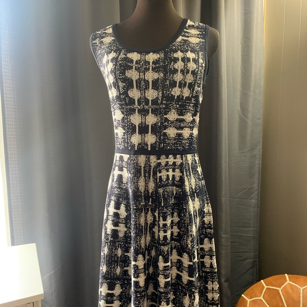 Jersey type midi dress with navy pattern